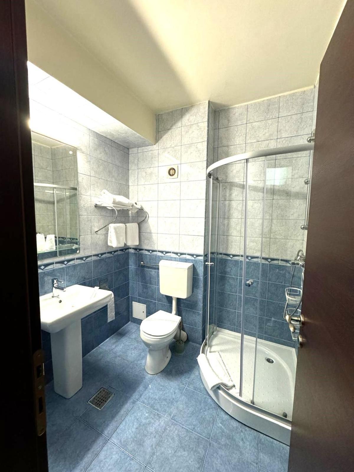 Hotel Yaky Center Piteşti Exterior foto